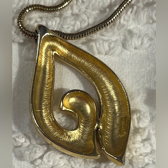 Classy gold tone necklace by Tifari - Picture 4 of 9